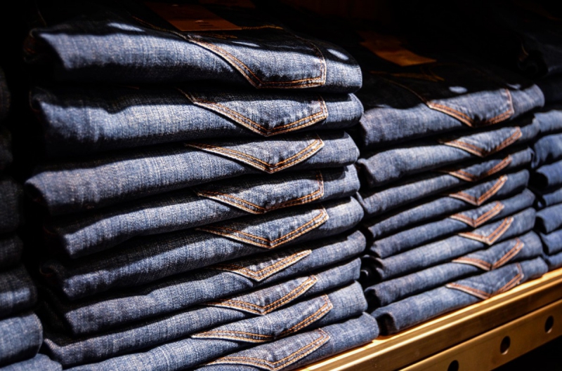 magasin-LUCERAM-min_jeans_pants_blue_shop_shopping_shelf_exhibition_buy-940702